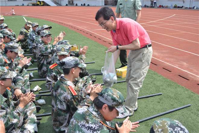 院领导为同学们发放慰问