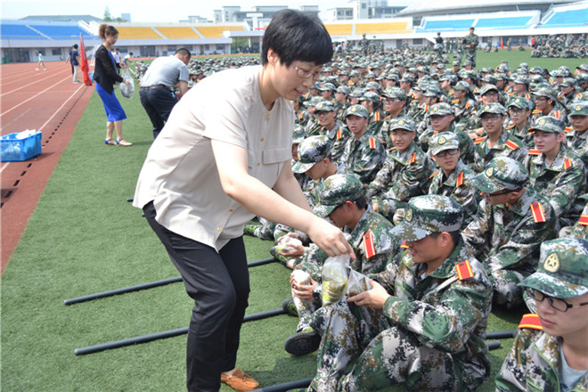 院领导为同学们发放慰问