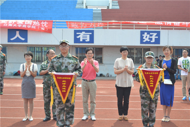 颁发“队列先进排”和“纪律先进排”锦旗